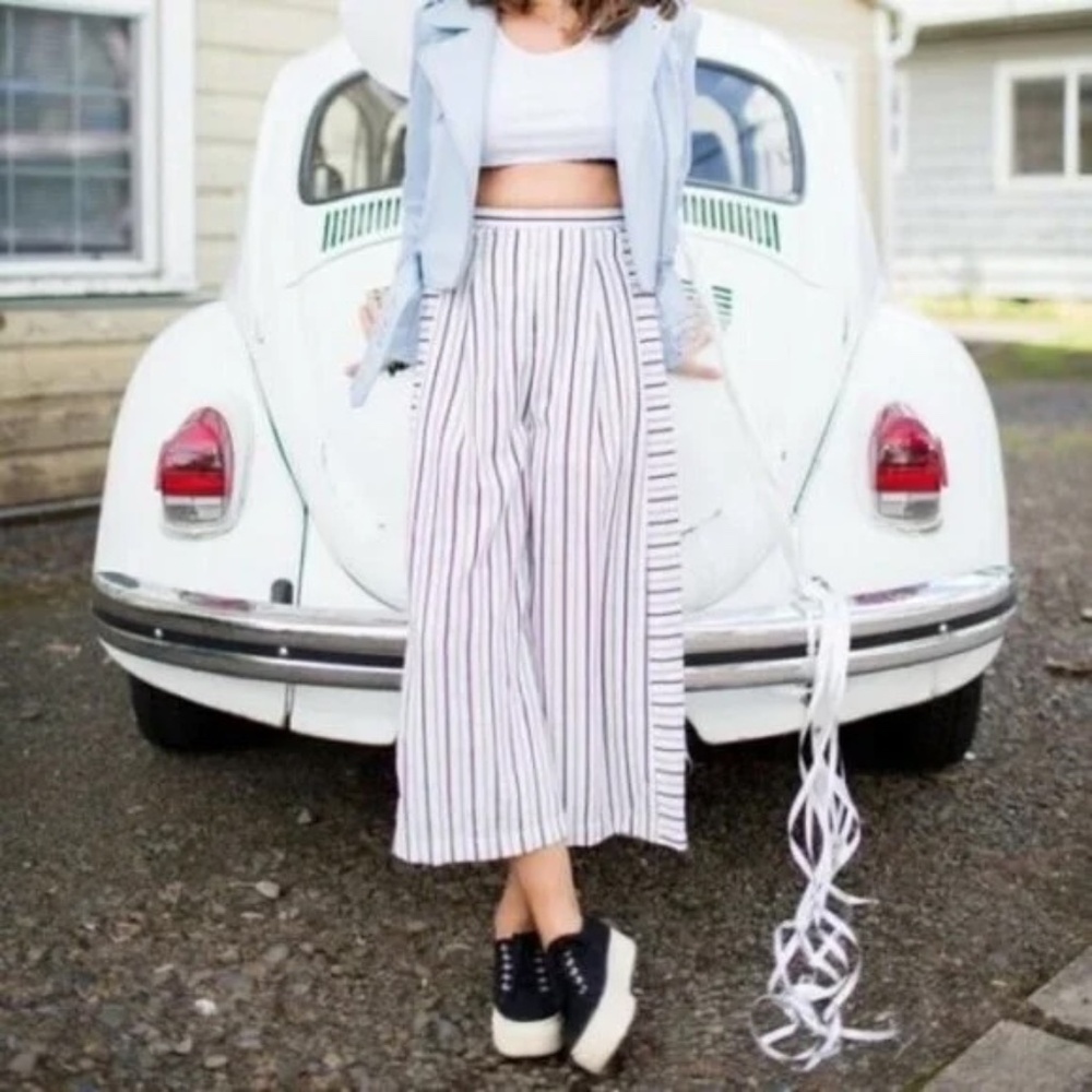 Doe & Rae Stripped Wide Leg Capri Pants